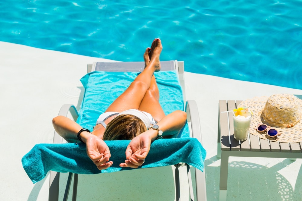 How to choose poolside furniture